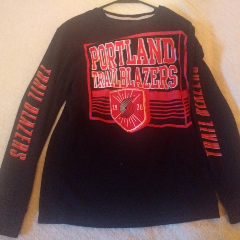 NBA Portland Trail Blazers Black & Red Crewneck Sweatshirt (Men’s Large)